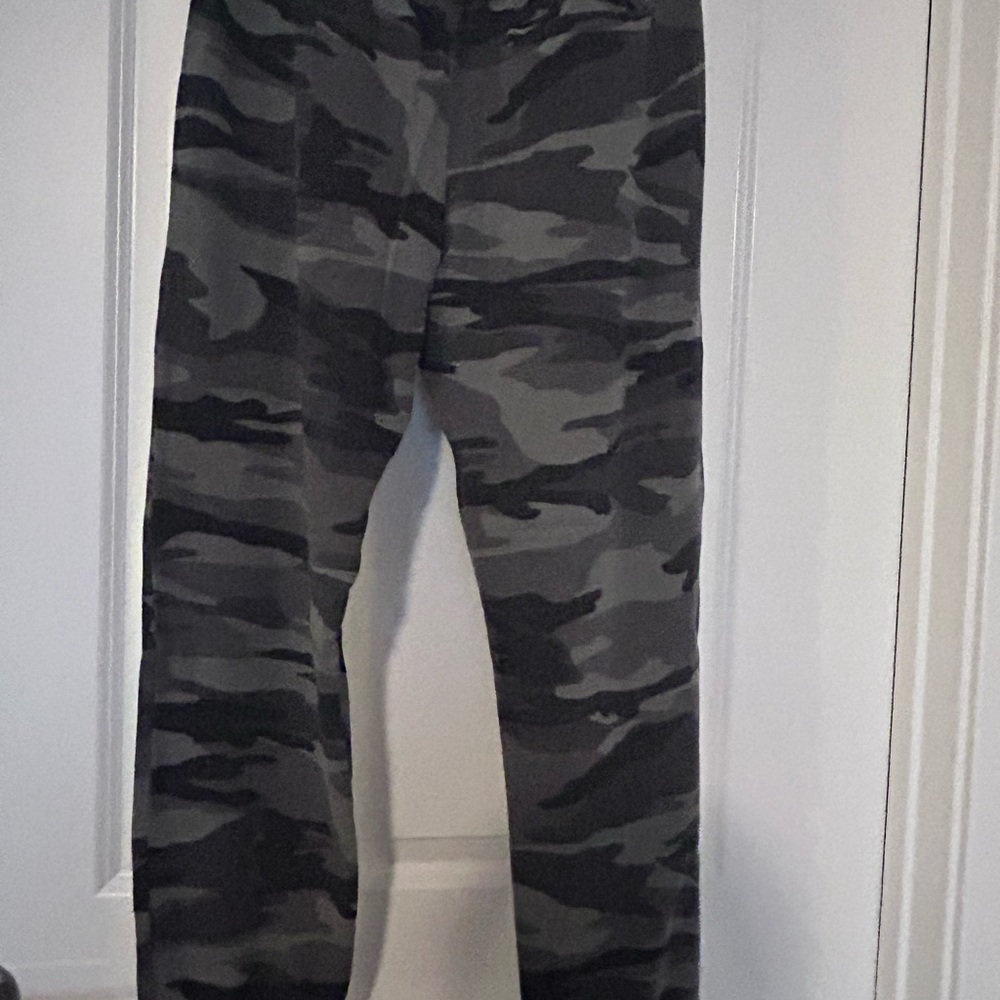 SPLENDID •  Green Camouflage Sweat Pants • Med • - Picture 3 of 12